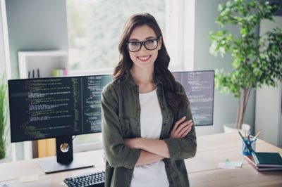 Opti Happy woman front of computers